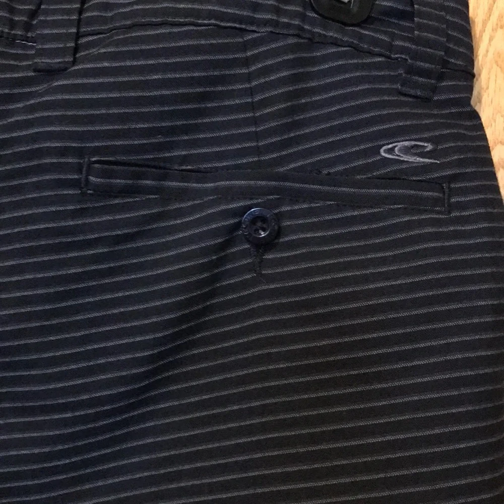 O’Neill sz 36 India black woven horizontal pinstriped woven shorts 9” inseam EUC